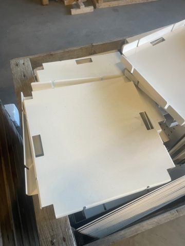 1315919-4 Armchairs 4 worn, plastic shelves 1 pallet