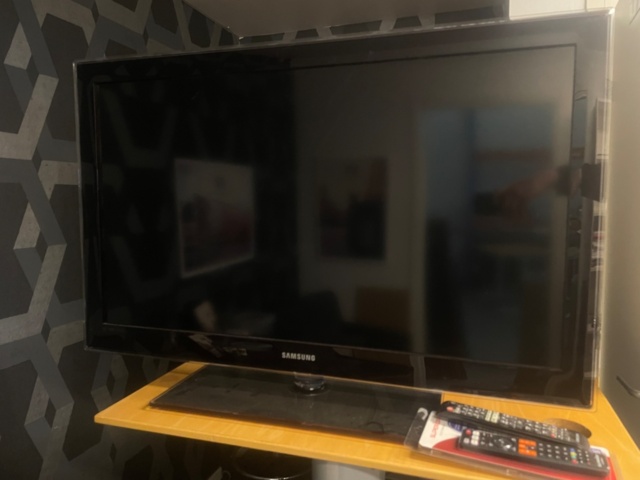 1315923-1 TV Samsung LE 406 40 inch with remote control