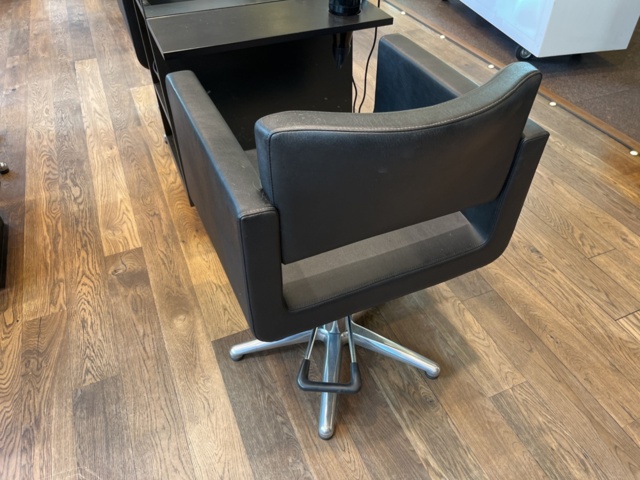 1303608-14 Hairdressing station x12 places