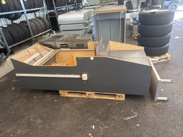 1321539-1 Lockable computer cabinet