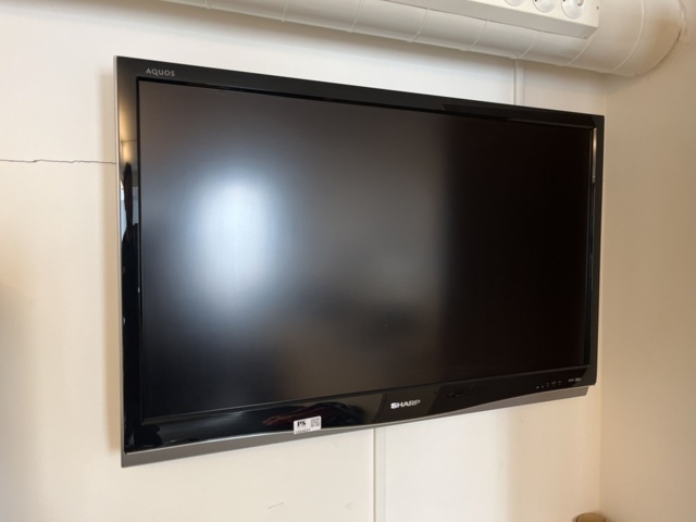 1303631-1 TV, Sharp Aquos - on wall mount