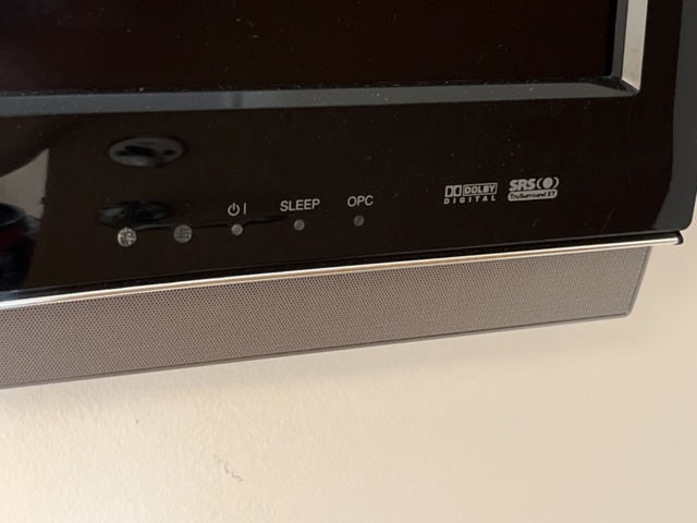 1303631-2 TV, Sharp Aquos - on wall mount