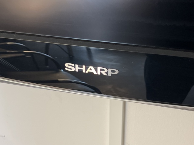 1303631-3 TV, Sharp Aquos - on wall mount