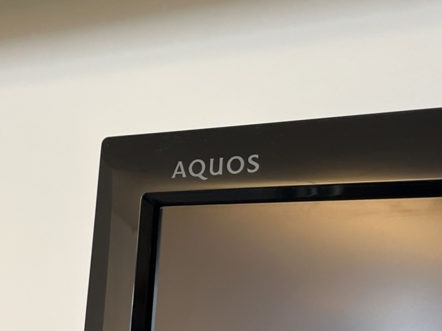 1303631-4 TV, Sharp Aquos - on wall mount