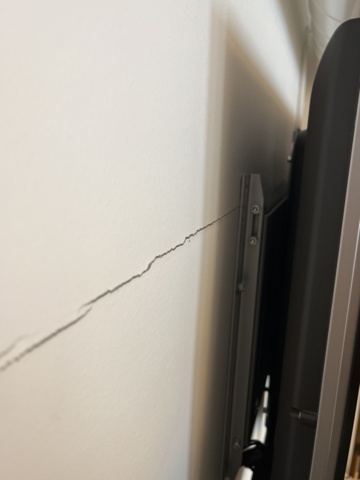 1303631-5 TV, Sharp Aquos - on wall mount