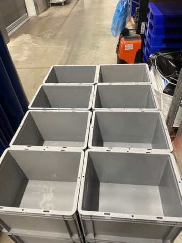 1345815-1 1. Plastic box, sealed, 400x300x270 mm, 25 L, 4 pallets total 192 pcs