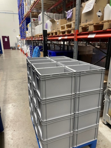 1345815-3 1. Plastic box, sealed, 400x300x270 mm, 25 L, 4 pallets total 192 pcs