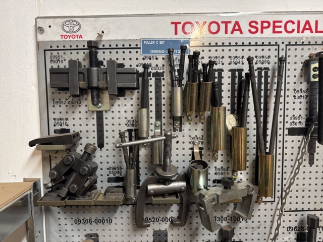 1321581-2 Toyota tool board with special tools SST