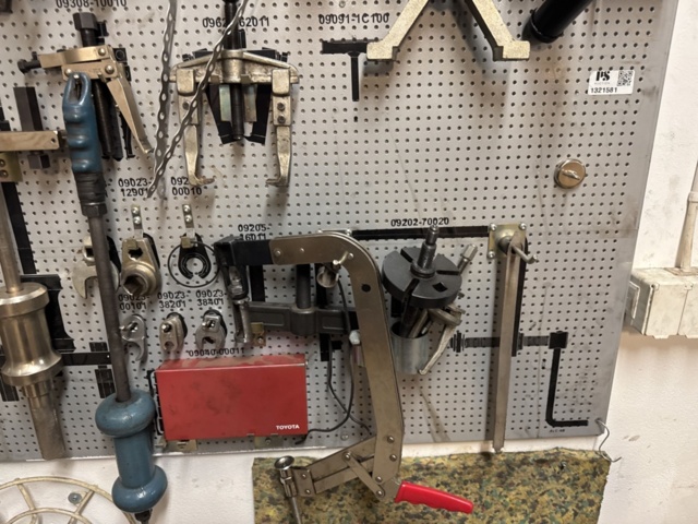 1321581-4 Toyota tool board with special tools SST