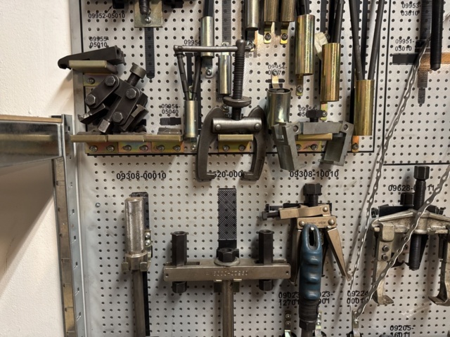 1321581-6 Toyota tool board with special tools SST