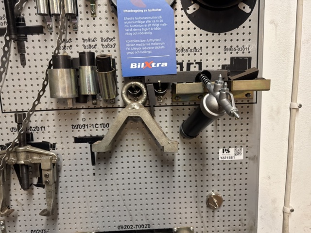 1321581-7 Toyota tool board with special tools SST