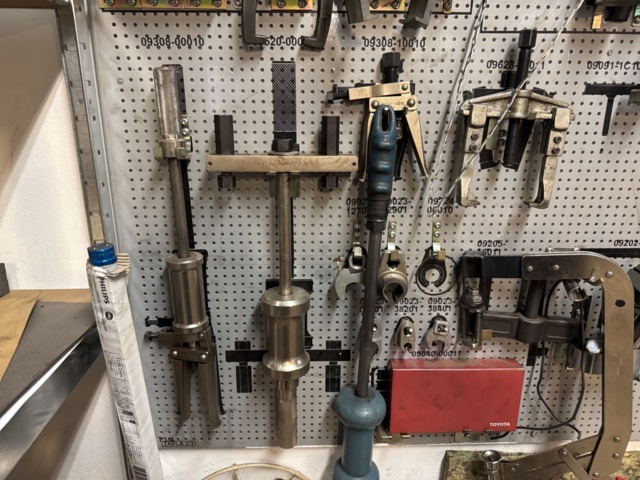 1321581-8 Toyota tool board with special tools SST