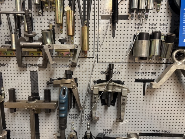 1321581-9 Toyota tool board with special tools SST