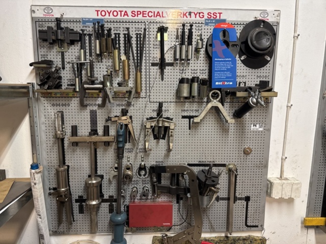 1321581-10 Toyota tool board with special tools SST