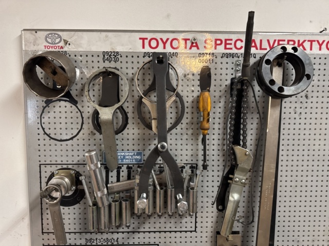 1321583-2 Toyota tool board with special tools SST