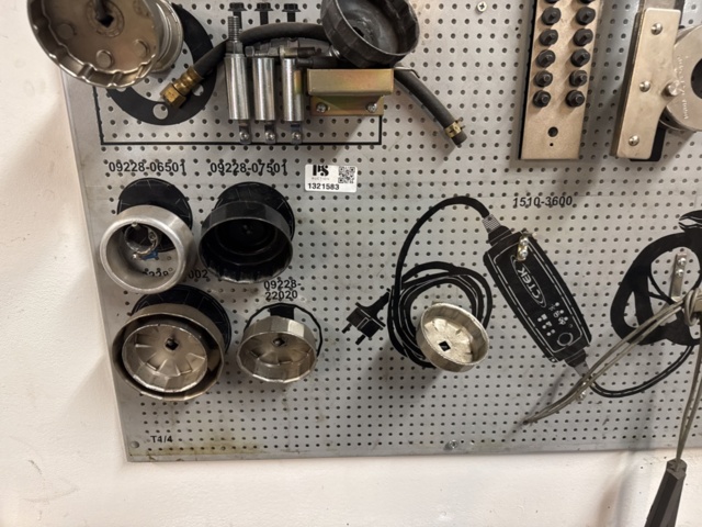 1321583-4 Toyota tool board with special tools SST