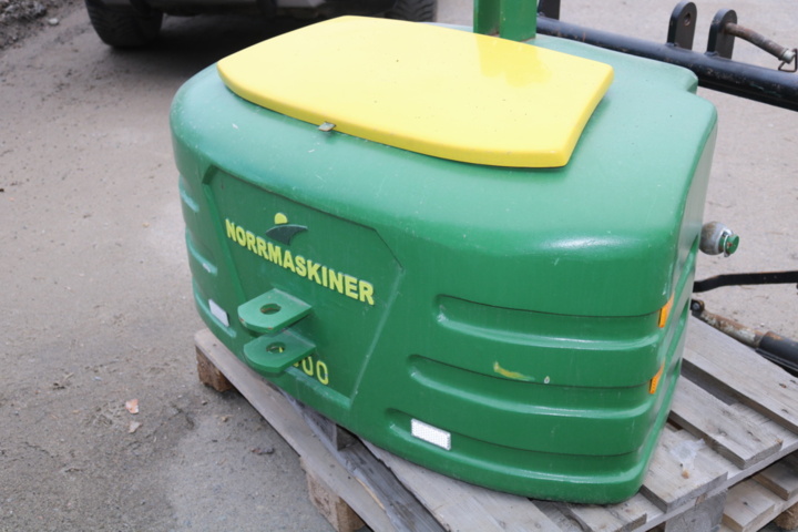 1300568-2 Counterweight 1000 kg John Deere