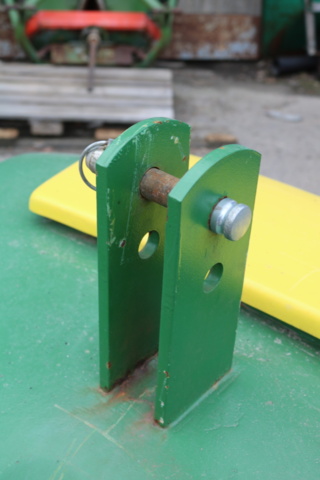 1300568-6 Counterweight 1000 kg John Deere