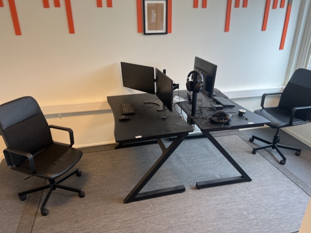 1325624-1 Office workstations 2 - Desks, computer monitors, etc.