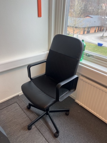 1325624-3 Office workstations 2 - Desks, computer monitors, etc.