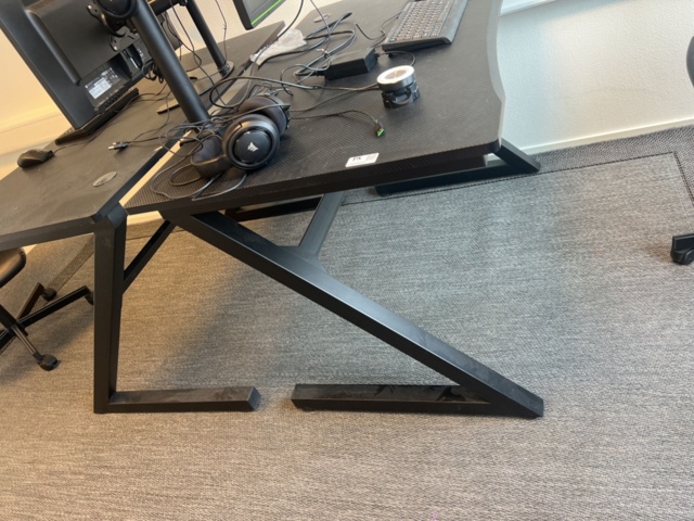 1325624-6 Office workstations 2 - Desks, computer monitors, etc.