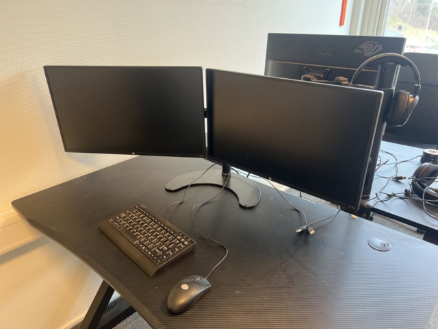 1325624-9 Office workstations 2 - Desks, computer monitors, etc.