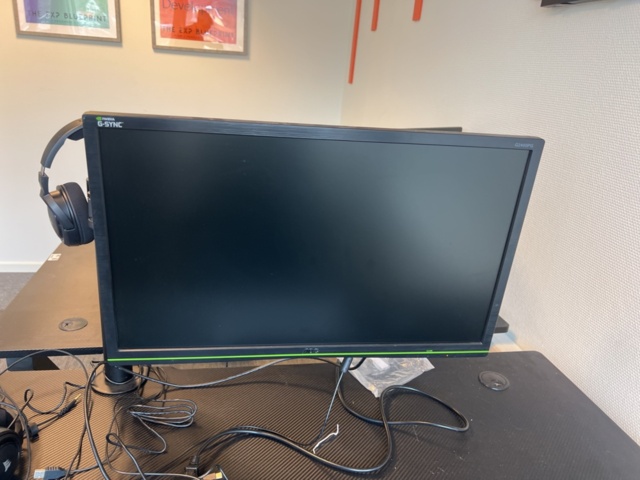 1325624-12 Office workstations 2 - Desks, computer monitors, etc.