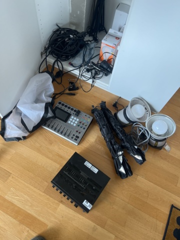 1325632-1 Collection of photo equipment - Flashes, mixer, sound and lights