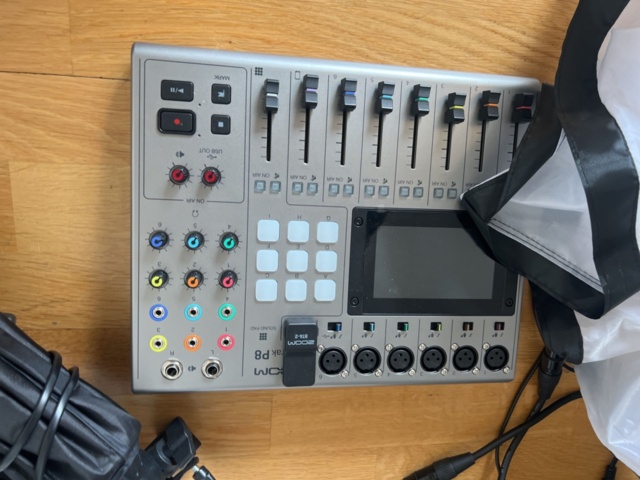 1325632-4 Collection of photo equipment - Flashes, mixer, sound and lights