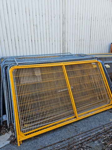 1346443-1 Collection with construction fence for demarcation