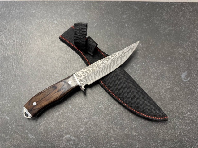 1346918-1 1 pc Hunting & outdoor knife - Hunter detailed handle in Black Pakka wood and steel - Free shipping