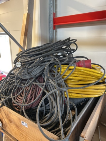 1332663-2 Collection of electrical cables, cable reels and fan heaters