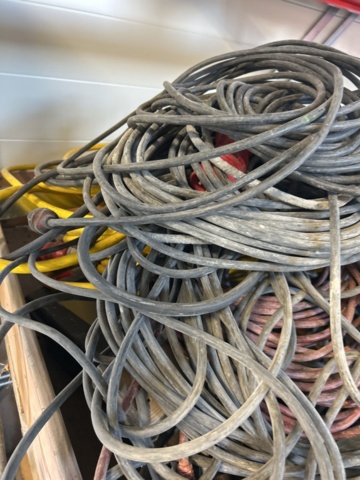 1332663-4 Collection of electrical cables, cable reels and fan heaters