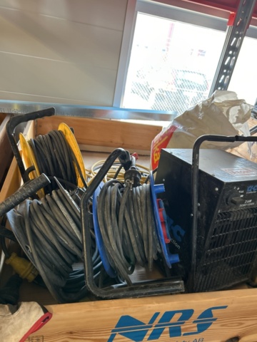 1332663-5 Collection of electrical cables, cable reels and fan heaters