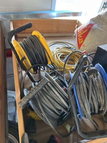 1332663-7 Collection of electrical cables, cable reels and fan heaters