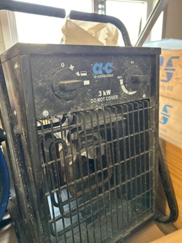 1332663-8 Collection of electrical cables, cable reels and fan heaters