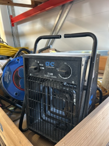 1332663-9 Collection of electrical cables, cable reels and fan heaters