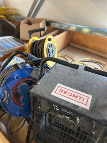 1332663-10 Collection of electrical cables, cable reels and fan heaters