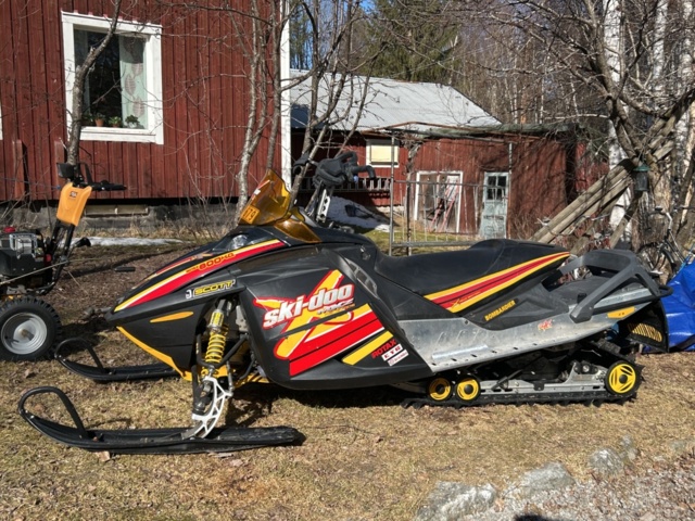 1337358-5 Snowmobile Ski-Doo MXZ Renegade 800 137hp -2004