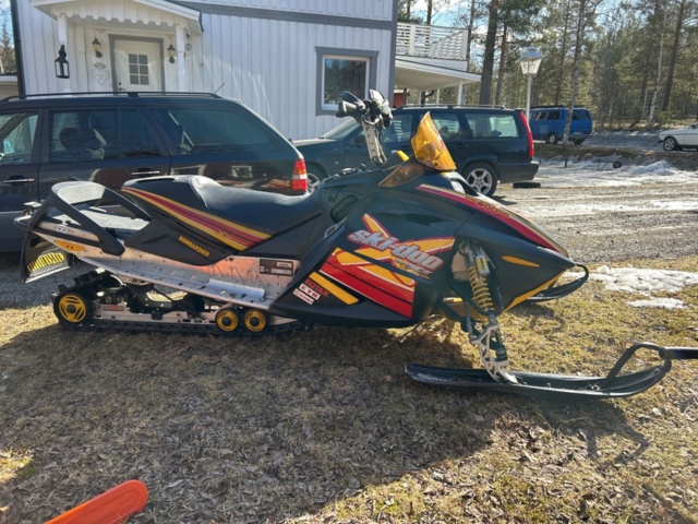 1337358-4 Snowmobile Ski-Doo MXZ Renegade 800 137hp -2004