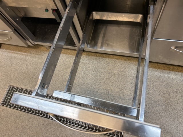 1308504-4 Grill cooling bench with 8 drawers