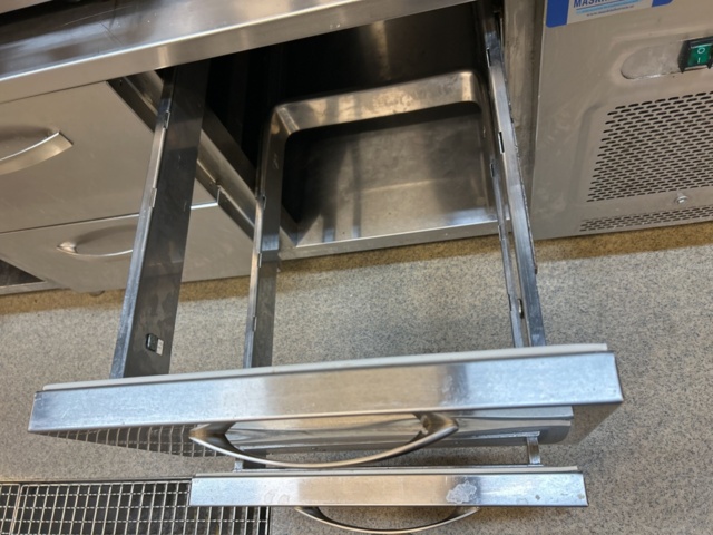 1308504-5 Grill cooling bench with 8 drawers