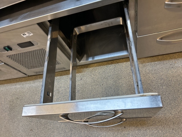 1308504-6 Grill cooling bench with 8 drawers