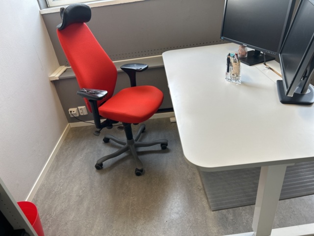 1290105-1 Office workstation - Height-adjustable desk, office chair, dual screens, louvered shelf