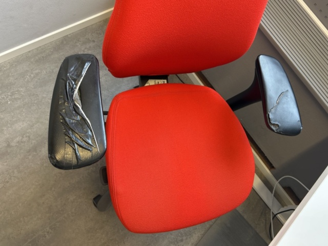 1290105-4 Office workstation - Height-adjustable desk, office chair, dual screens, louvered shelf