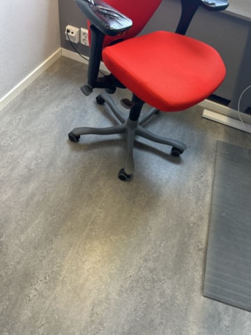 1290105-5 Office workstation - Height-adjustable desk, office chair, dual screens, louvered shelf