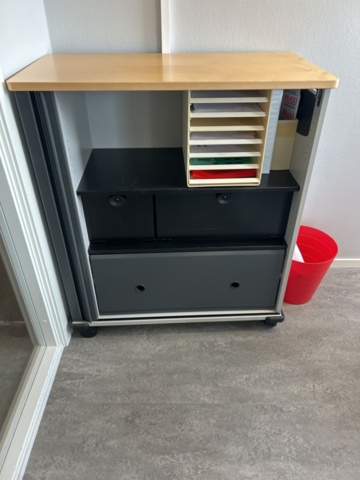 1290105-6 Office workstation - Height-adjustable desk, office chair, dual screens, louvered shelf