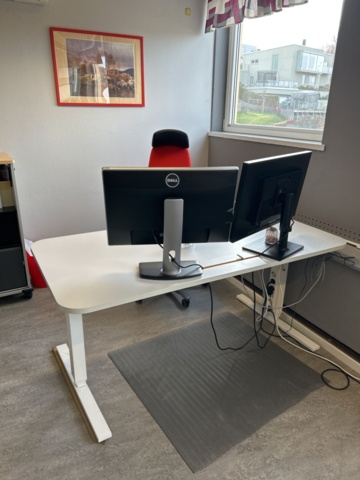 1290105-11 Office workstation - Height-adjustable desk, office chair, dual screens, louvered shelf