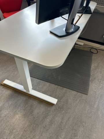 1290105-13 Office workstation - Height-adjustable desk, office chair, dual screens, louvered shelf