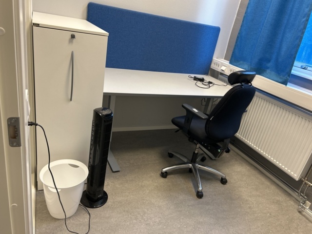 1290121-1 Office workstation - Electric desk, cabinet and office chair